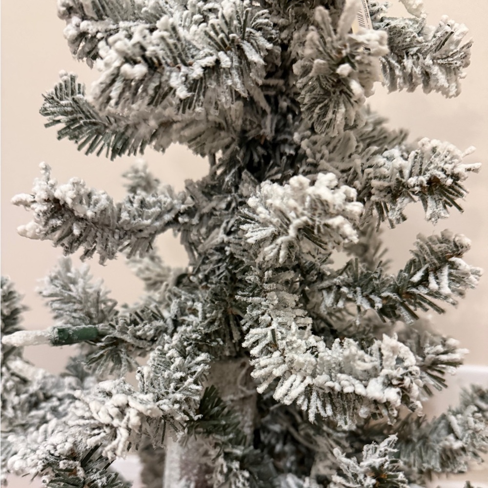 Frontgate Pre-Lit Flocked Alpine Tree - NWT - Picture 4 of 16